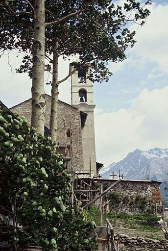 Eglise et cimetière vus depuis l'ouest.