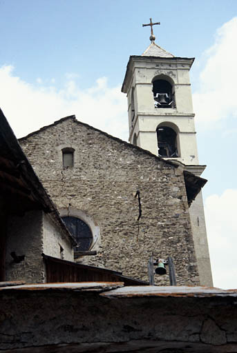 Façade occidentale, à gauche le presbytère.