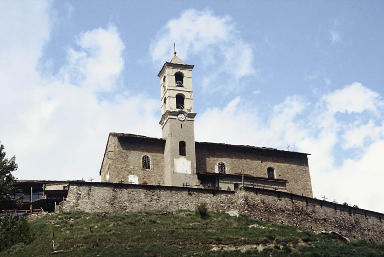 Cimetière et église depuis le sud.