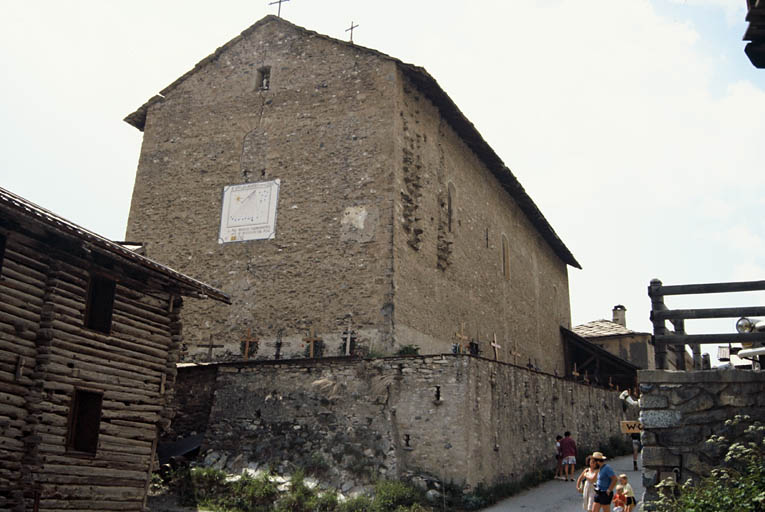 Vue depuis l'est, église entourée du cimetière et presbytère.