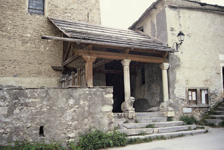 Porche couvert reliant l'église, à gauche au presbytère, à droite.