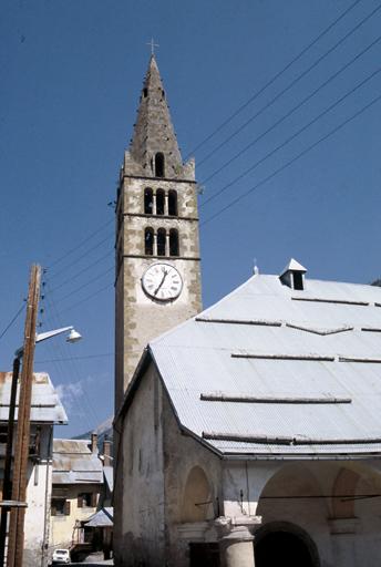 Angle sud-ouest, clocher.