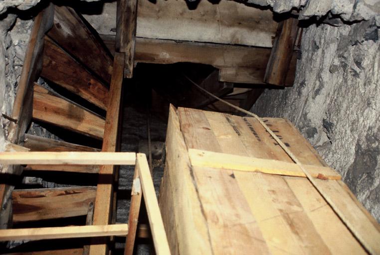 Intérieur clocher, vue en contre plongée.