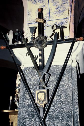 Croix de procession avec instruments de la Passion.