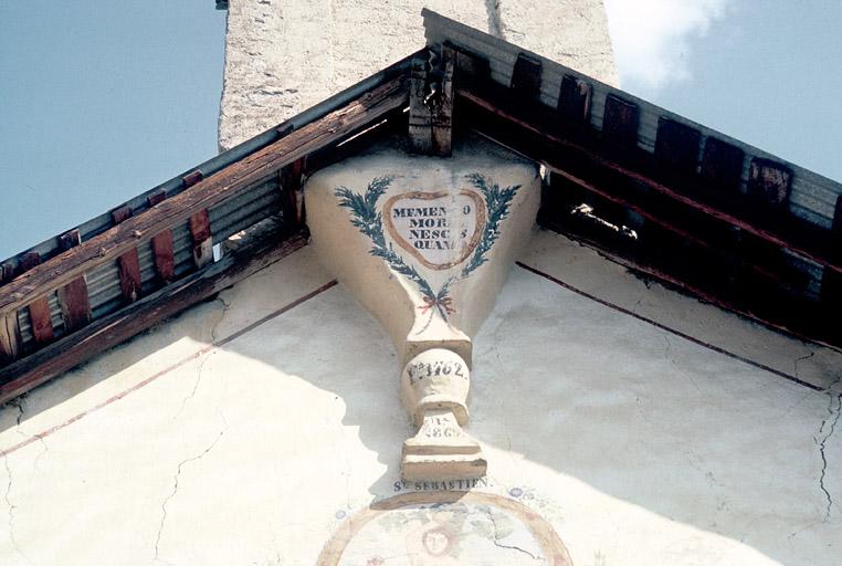 Façade ouest, console peinte au sommet du pignon.