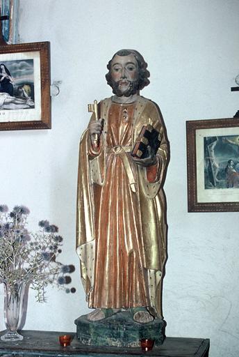 Choeur, statue de Saint-Pierre en bois peint sur meuble peint imitation marbre.