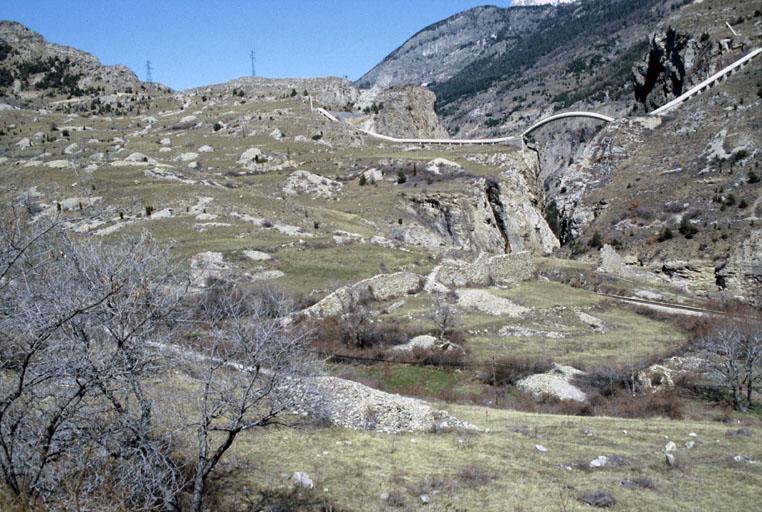 Vue générale, gorges de la Durance à l'Argentière, conduite forcée, syphon et voie ferrée.