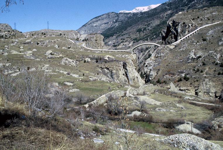 Vue générale, gorges de la Durance à l'Argentière, conduite forcée, syphon et voie ferrée.