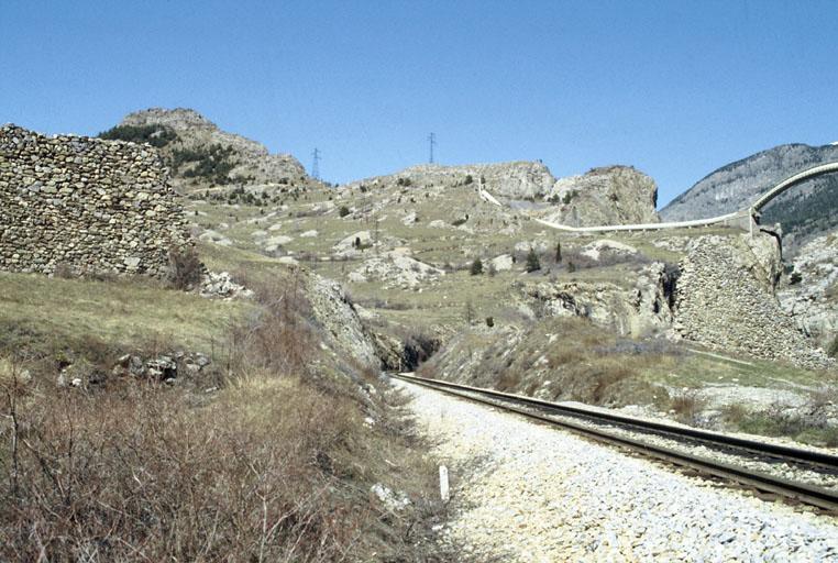 Faille de la voie ferrée depuis le sud.