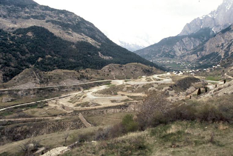 Vue depuis la R. N. 94 au nord de l'Argentière.