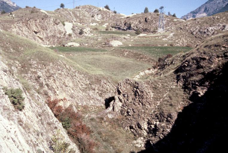 Vue d'ensemble, chemin caladé entre les barres rocheuses.