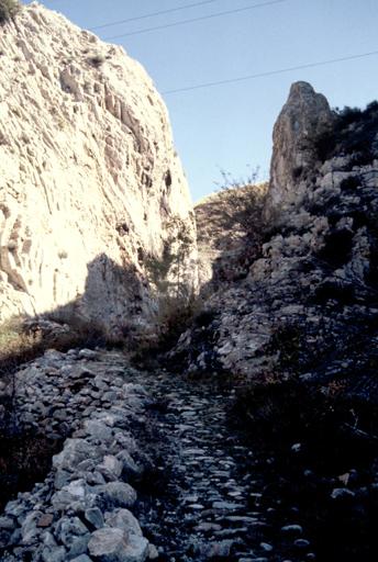 Vue d'ensemble, chemin caladé entre les barres rocheuses.