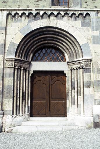 Façade sud, portail ouvrant sur la première travée de la nef.