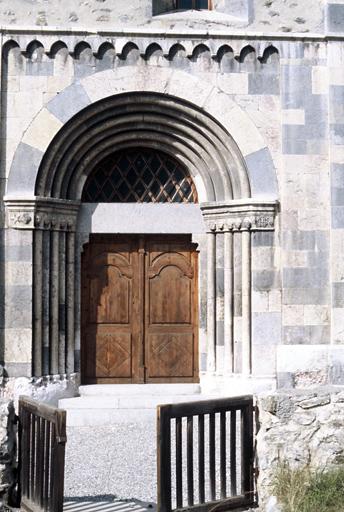 Façade sud, portail ouvrant sur la première travée de la nef.