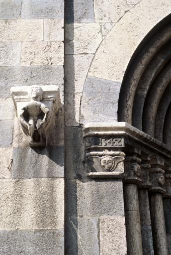 Portail ouvrant sur la deuxième travée de la nef, partie gauche, console sculptée.