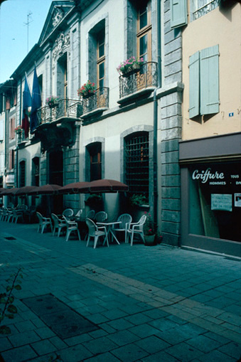 Vue d'ensemble de la façade.