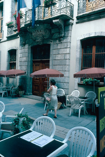 La porte et le balcon au dessus.