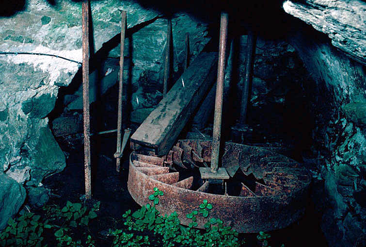 Roue à aube sous le moulin.