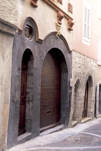 Restauration de la façade, porte d'entrée, rez-de-chaussée.