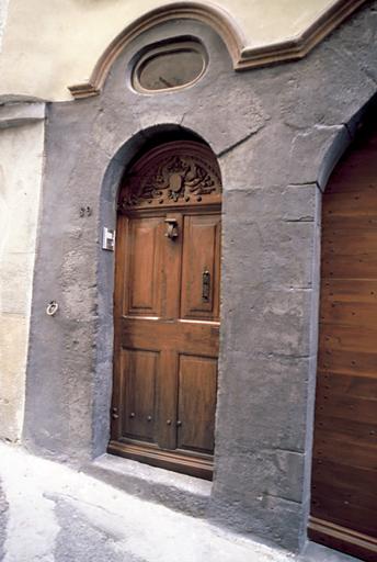 Restauration de la façade, porte d'entrée, rez-de-chaussée.