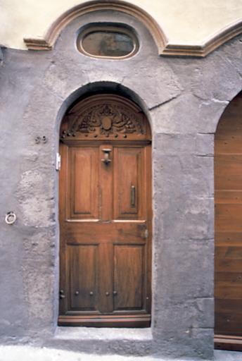 Restauration de la façade, porte d'entrée, rez-de-chaussée.