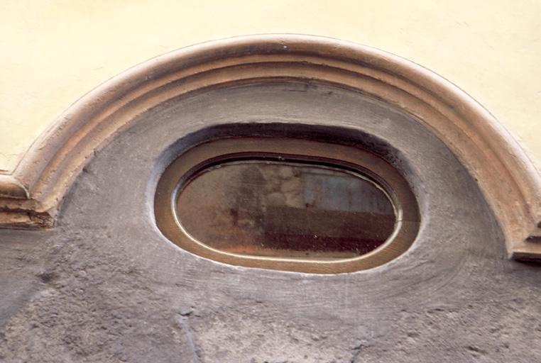 Restauration de la façade, oculus, porte d'entrée, rez-de-chaussée.