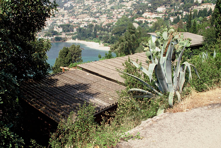 Toits du cabanon, de la guinguette et des Unités de Camping, vus du chemin.