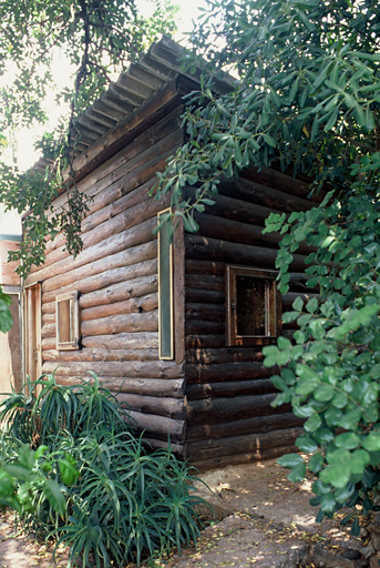 Le cabanon, vu de trois-quarts sud-ouest.