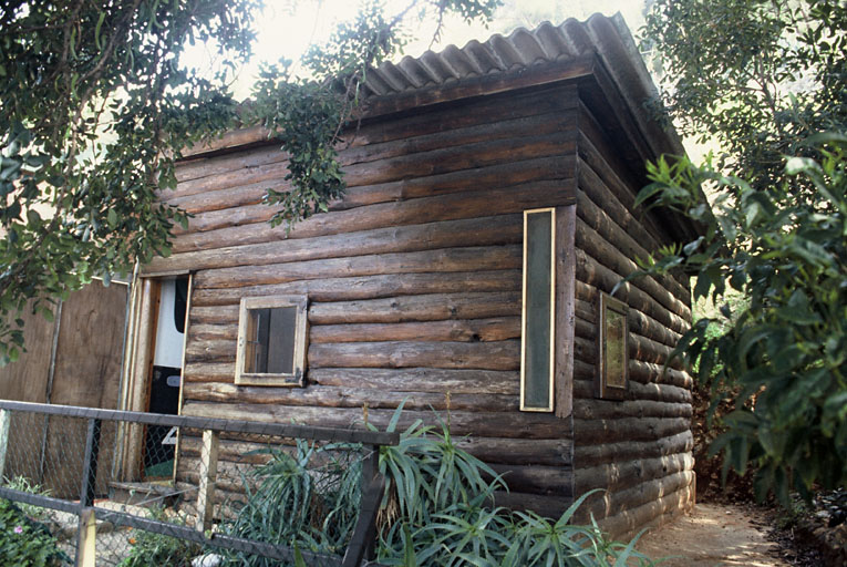 Le cabanon, vu de l'ouest.