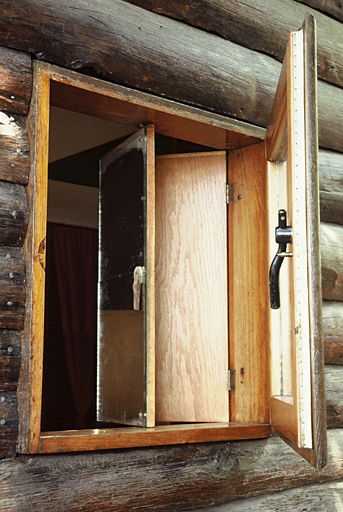 Le cabanon, fenêtre de la façade ouest.