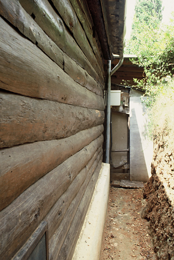 Le cabanon, façade postérieure, détail des dosses de pin.