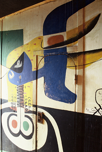 Le cabanon, couloir d'entrée, peinture de Le Corbusier.