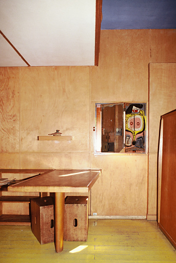 Intérieur du cabanon, vue partielle vers le sud-ouest, avec la table et le plafond.