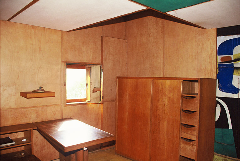 Intérieur du cabanon, vue vers l'ouest avec la table et la penderie.