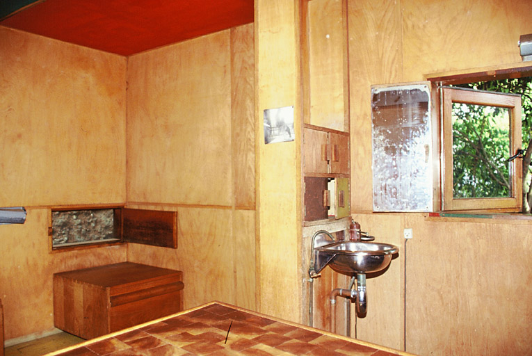 Intérieur du cabanon, vue vers l'est.