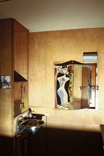 Intérieur du cabanon, lavabo-colonne et fenêtre sud.