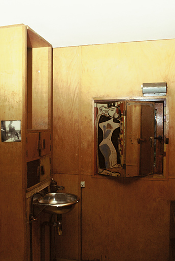 Intérieur du cabanon, lavabo-colonne et fenêtre sud.