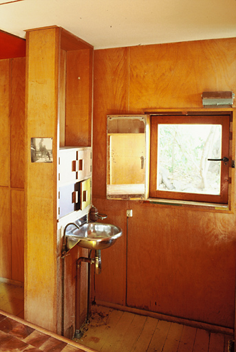 Intérieur du cabanon, lavabo-colonne et fenêtre sud.