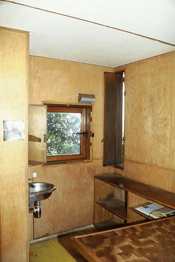 Intérieur du cabanon, vu vers le sud.