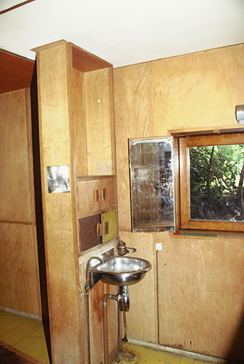 Intérieur du cabanon, lavabo-colonne.