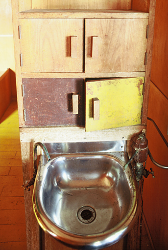 Intérieur du cabanon, lavabo et rangements.