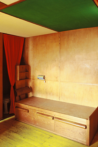 Intérieur du cabanon, angle nord-ouest avec le lit de Le Corbusier.