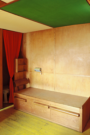 Intérieur du cabanon, angle nord-ouest avec le lit de Le Corbusier.