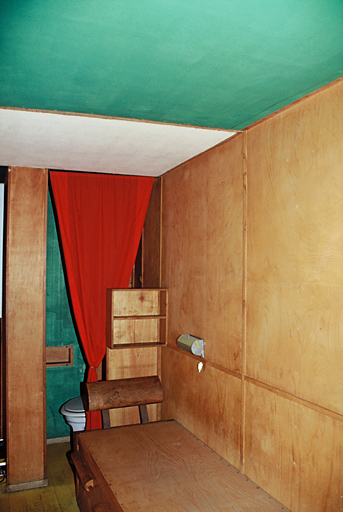 Intérieur du cabanon, vue vers le nord-oeust en direction du coin W-C.