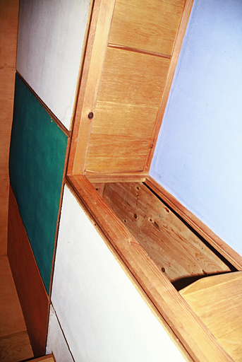 Intérieur du cabanon, détail des rangements intégrés dans le plafond.