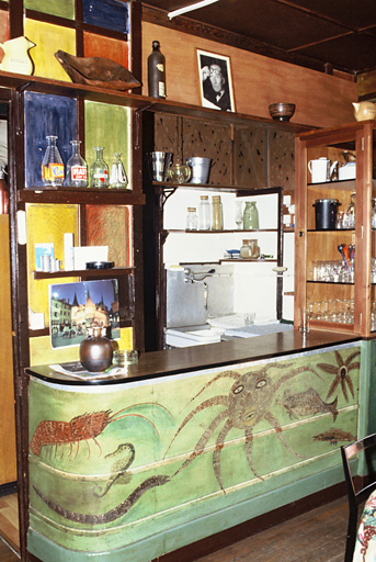 Intérieur de la guinguette L'Etoile de Mer, le bar vu de trois-quarts.