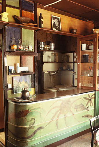 Intérieur de la guinguette L'Etoile de Mer, le bar vu de trois-quarts.