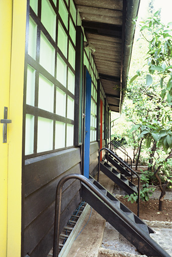 Unités de camping, façade arrière avec les portes des logements.