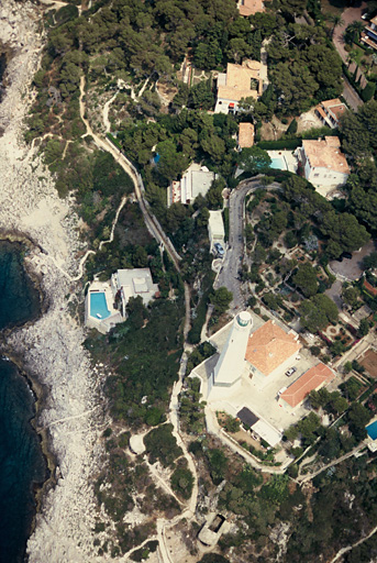 Vue aérienne prise vers le nord, montrant le phare et l'environnement de la villa (en haut).