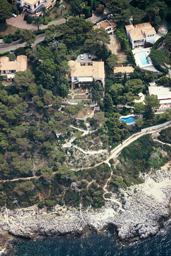 Vue aérienne prise vers l'est, montrant la villa et son jardin descendant vers la mer.